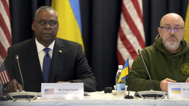 Ο υπουργός Άμυνας των ΗΠΑ Lloyd Austin (αριστερά) και ο Ουκρανός ομόλογός του Oleksii Reznikov παρευρίσκονται σε συνομιλίες στην αεροπορική βάση Ramstein στη Γερμανία στις 20 Ιανουαρίου 2023.