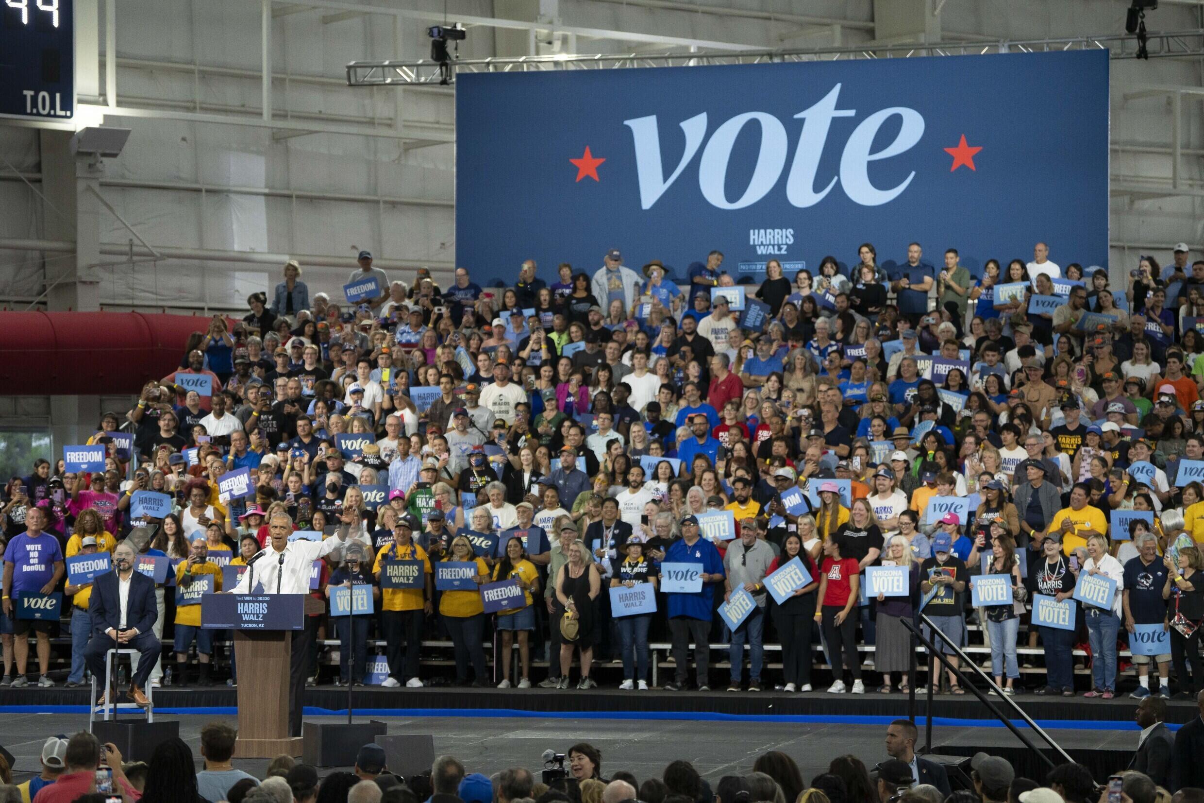 L'ancien président américain Barack Obama lors d'un meeting de soutien à Kamala Harris, le 18 octobre 2024 à Tucson, en Arizona.