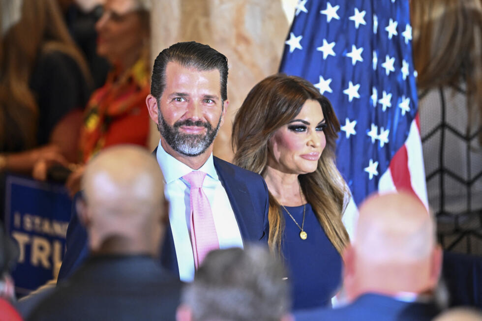 Donald Trump Jr. et Kimberly Guilfoyle lors d'une conférence de presse de Donald Trump, le 4 avril 2023.