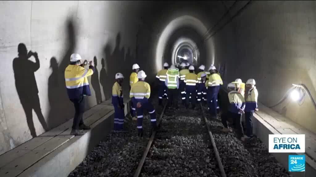 غينيا تفتتح منجم سيماندو على أمل استخراج 120 مليون طن من خام الحديد سنويا غينيا تفتتح منجم سيماندو على أمل استخراج 120 مليون طن من خام الحديد سنويا