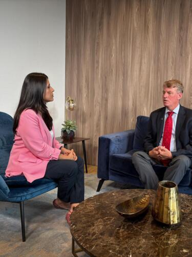 Richard Francis, codirector del Grupo de Calificación Soberana para América en Fitch Ratings, habla con France 24.