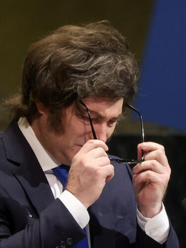 El presidente de Argentina, Javier Milei, lleva sus gafas mientras se encuentra en el podio para dirigirse a la 80.ª Asamblea General de las Naciones Unidas (AGNU) en la sede de la ONU en Nueva York, Estados Unidos, el 24 de septiembre de 2025. 