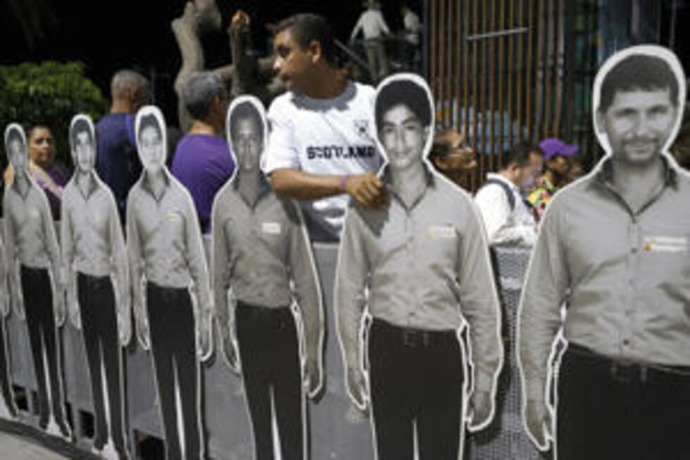 Archivo: Un acto de reconocimiento celebrado el 9 de noviembre en Santa Marta, Colombia, en el que el  Estado pidió perdón por el exterminio de miles de militantes del partido Unión Patriótica (UP) entre 1984 y 2002, en un evento encabezado por el presidente Gustavo Petro.