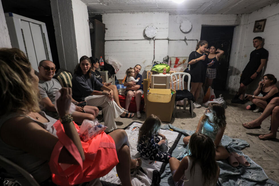 Des Israéliens réfugiés dans un abri à Bat Yam, au sud de Tel-Aviv, le 14 juin 2025.