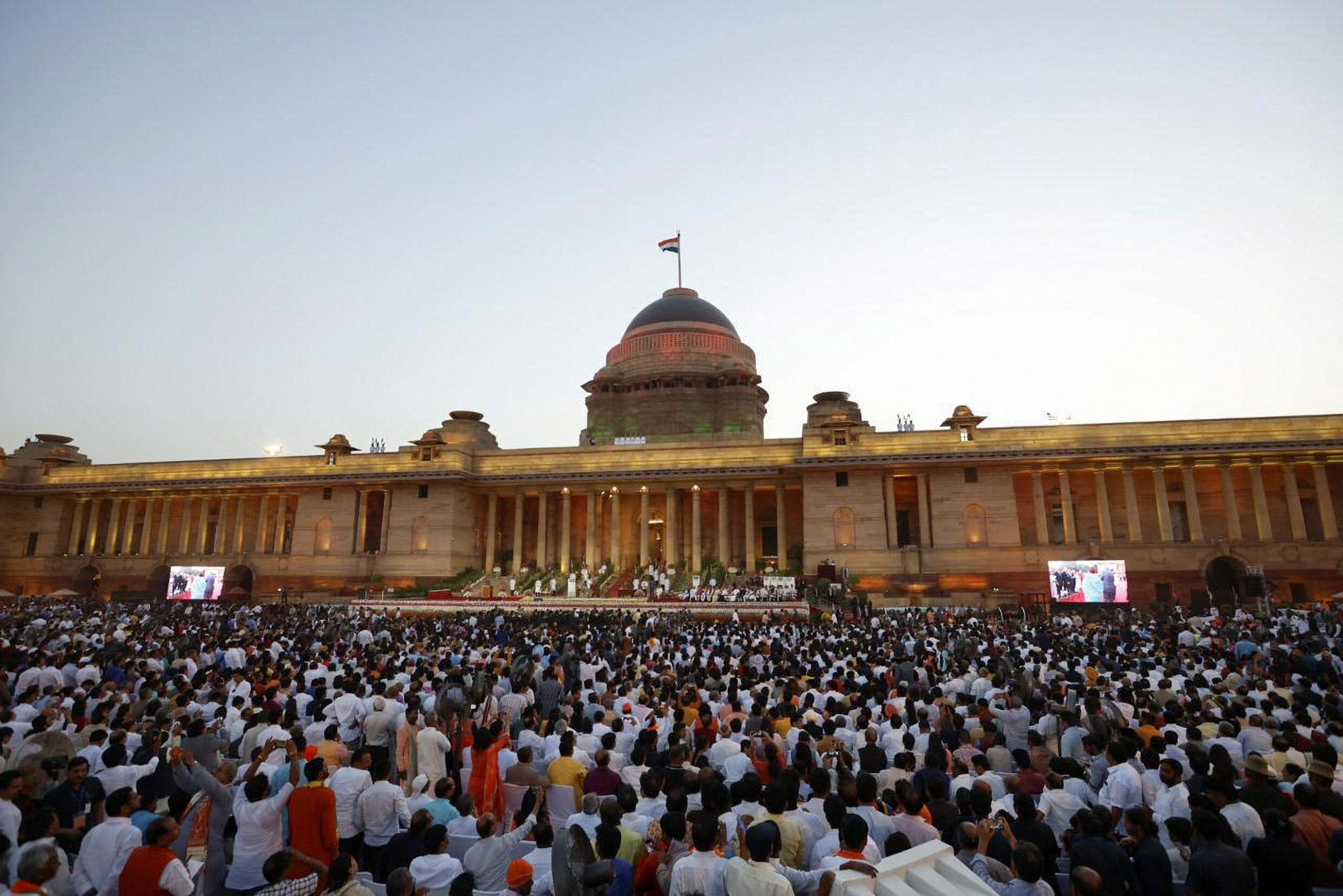 Des personnes assistent à la cérémonie de prestation de serment du Premier ministre indien Narendra Modi au palais présidentiel de New Delhi, en Inde, le 9 juin 2024.