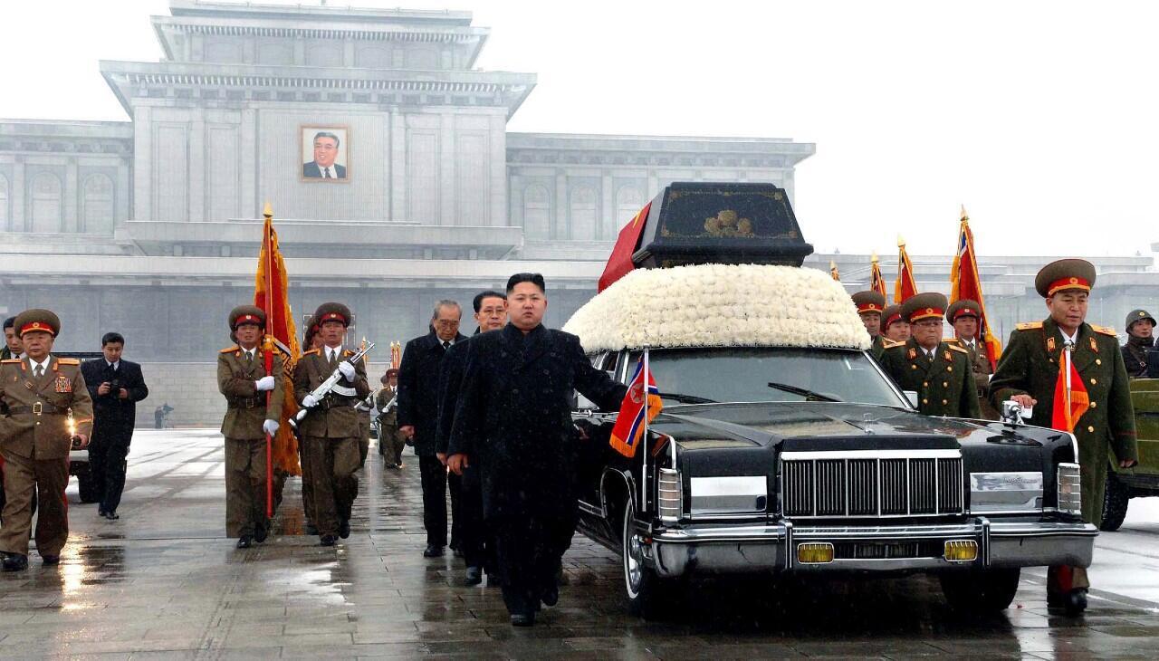 Del "Gran Sucesor" al "Hombre Cohete": diez años del régimen de Kim Jong-Un 4 Kim Jong Un camina junto al coche fúnebre cargando el ataúd de su difunto padre y líder norcoreano Kim Jong Il. Foto del 28 de mayo de 2011.