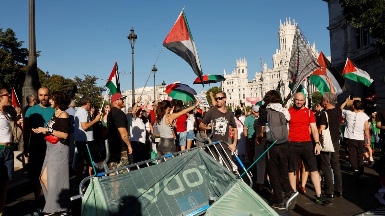 سانشيز يشيد بالمتظاهرين المؤيدين للفلسطينيين ويدعو إلى استبعاد إسرائيل من المنافسات