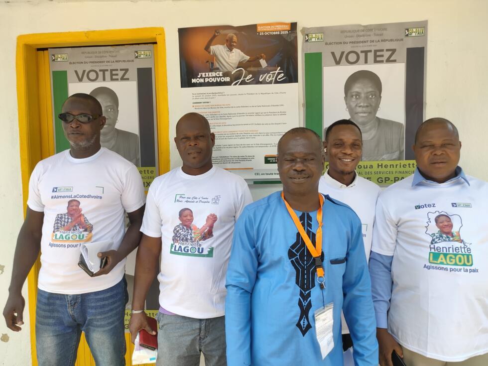 Des membres de l'équipe de campagne de la candidate Henriette Lagou.