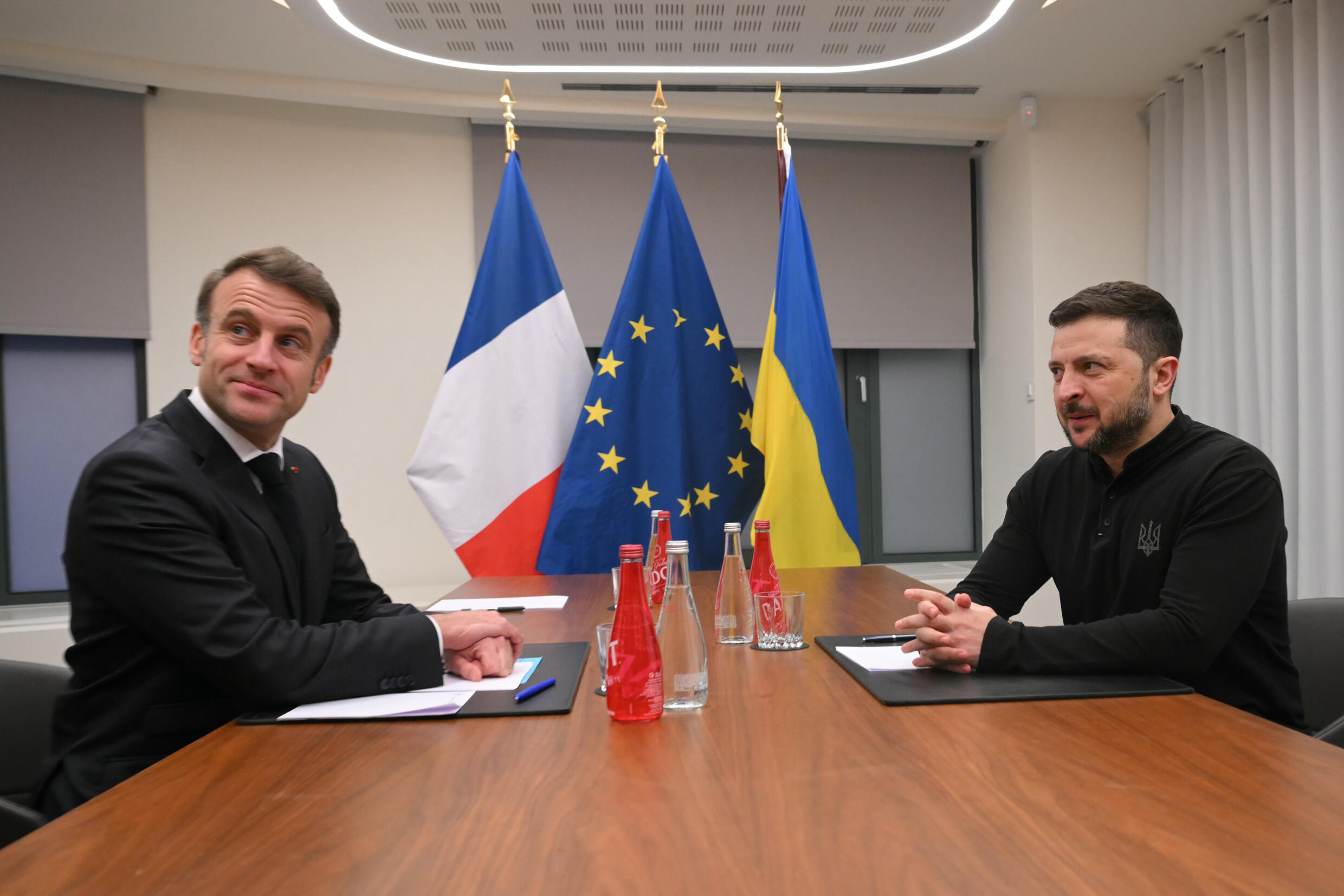 Le président français Emmanuel Macron et son homologue ukrainien Volodomyr Zelensky avant une réunion à Bruxelles, le 18 décembre 2024
