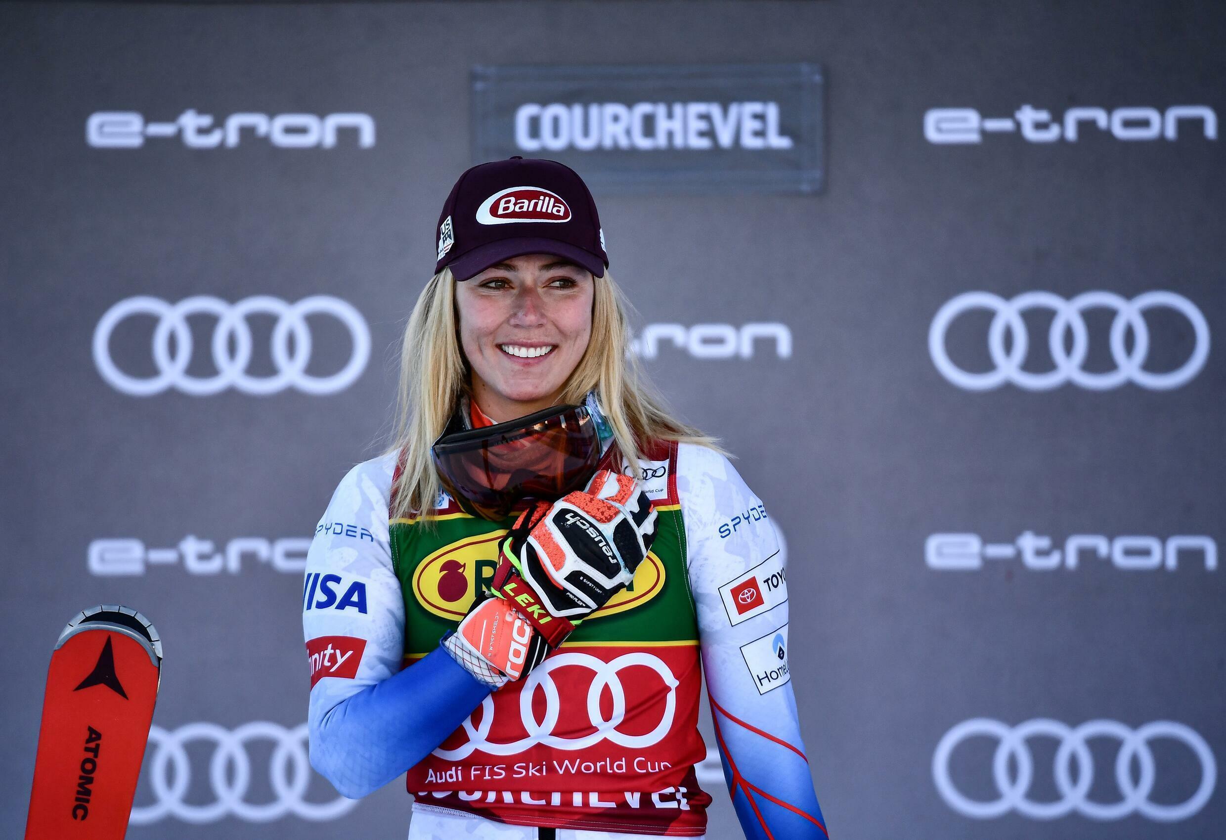 La skieuse star Mikaela Shiffrin sur le podium de la seconde manche du slalom géant de Courchevel, le 21 décembre 2021
