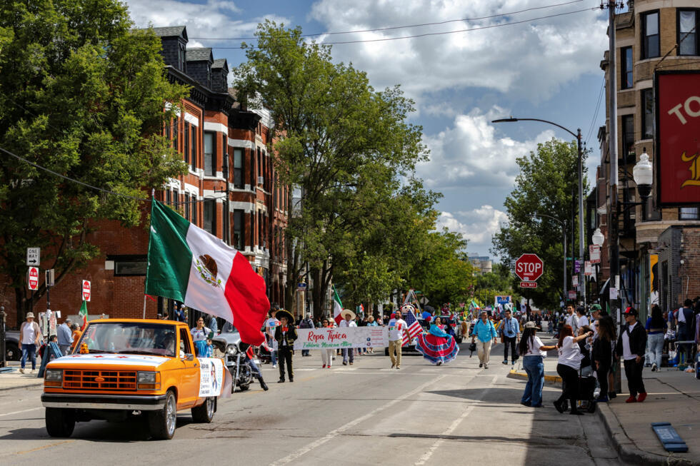 La calle 18 está casi vacía mientras la comunidad mexicana de Chicago procede con un desfile del Día de la Independencia de México después de que el presidente de Estados Unidos, Donald Trump, ordenó una mayor presencia policial federal para ayudar en la prevención del delito, en Chicago, Illinois, EE. UU., el 6 de septiembre de 2025.