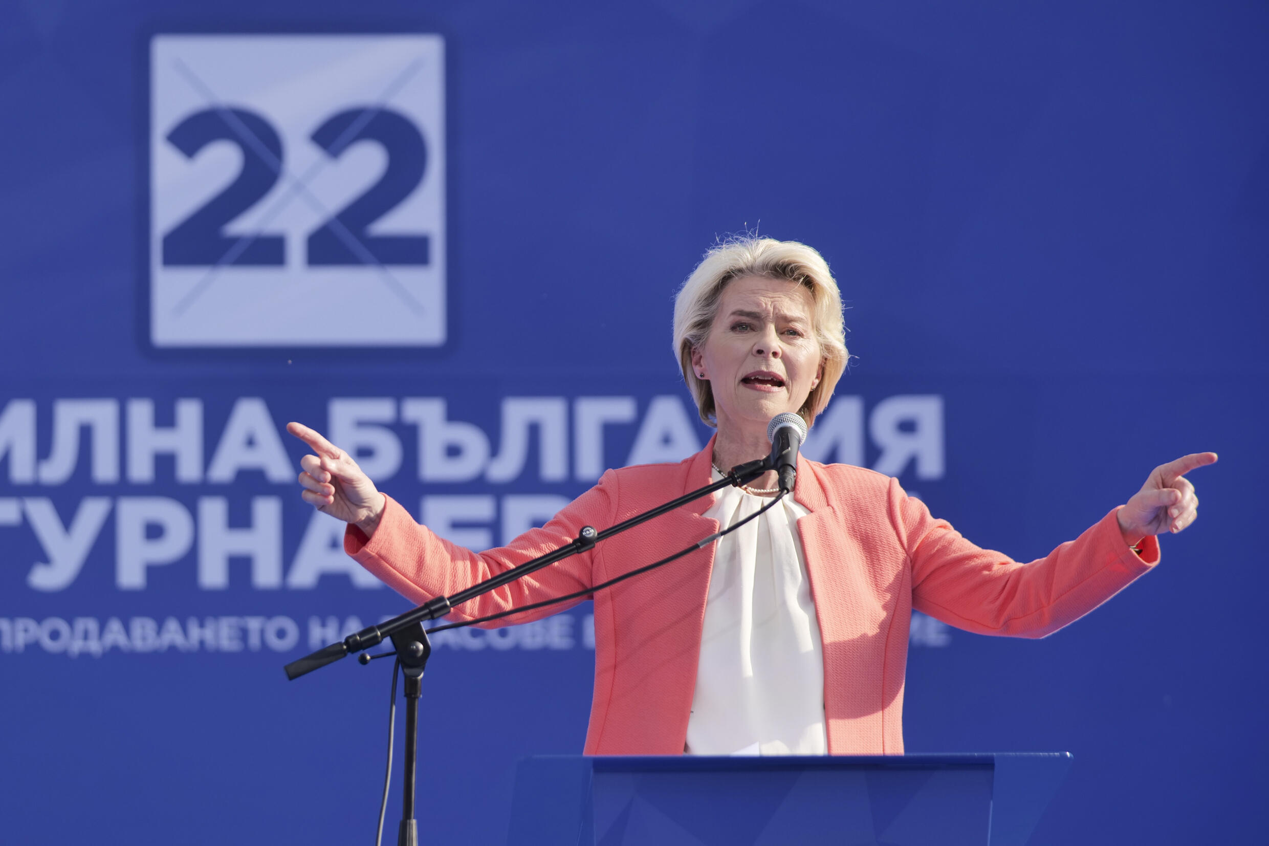 La présidente de la Commission européenne Ursula von der Leyen s'exprime lors d'un meeting de campagne Plovdiv en Bulgarie le 2 juin 2024