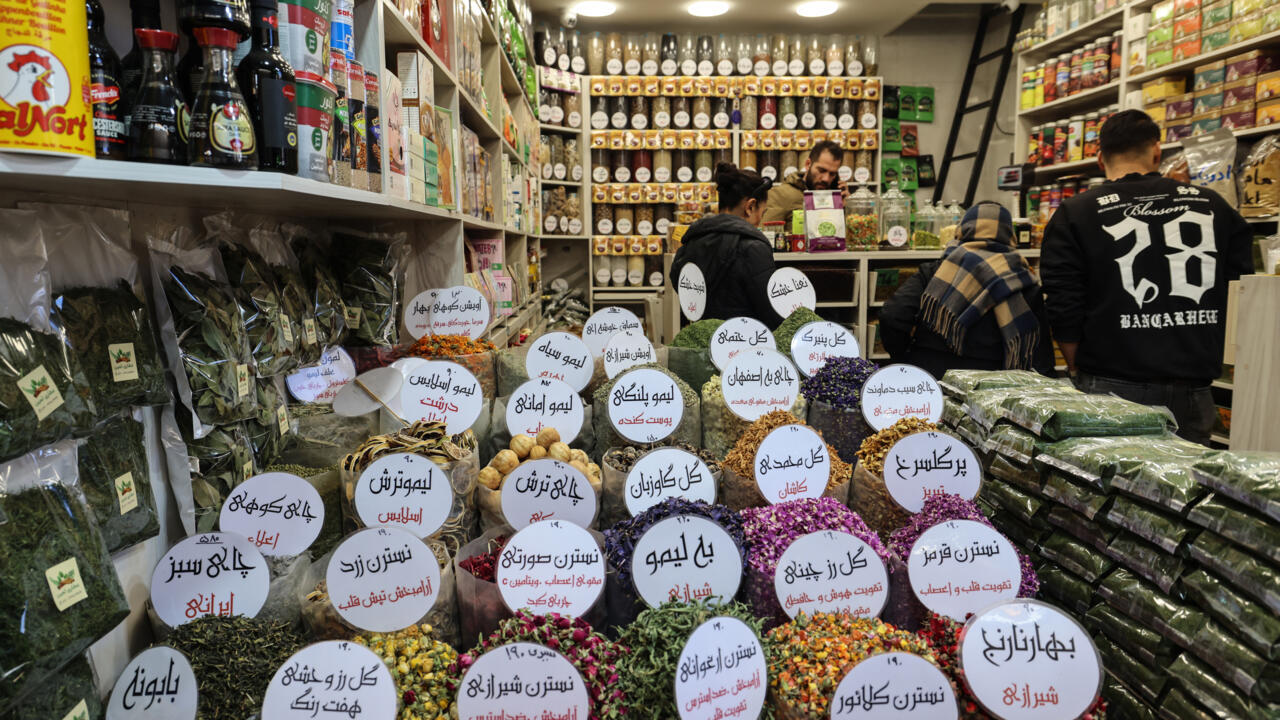 إغلاق متاجر في طهران احتجاجا على الأوضاع الاقتصادية