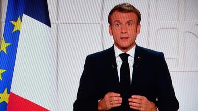 Ο πρόεδρος της Γαλλίας Εμανουέλ Μακρόν εμφανίζεται σε τηλεοπτική οθόνη καθώς απευθύνεται στο έθνος από το Παρίσι στις 9 Νοεμβρίου 2021.