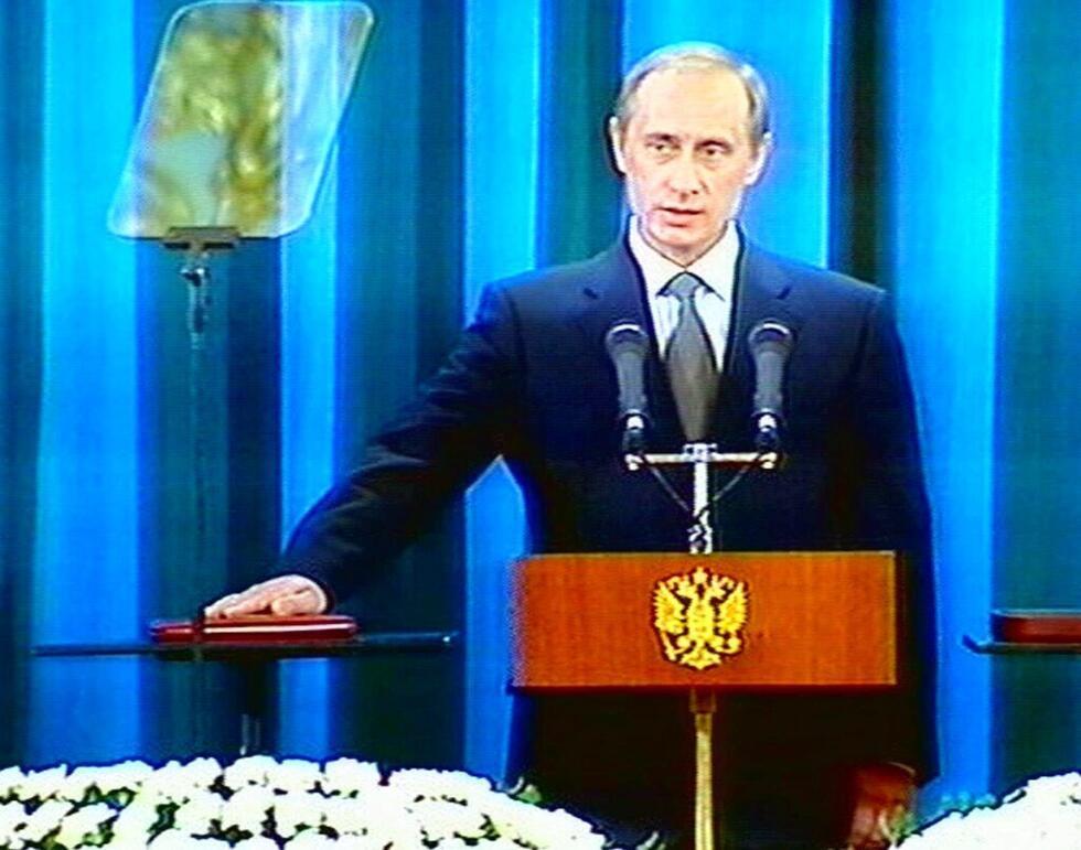 En esta imagen tomada de la pantalla de televisión, el presidente ruso Vladimir Putin, con la mano sobre la Constitución, presta juramento en el Kremlin de Moscú el domingo 7 de mayo de 2000.