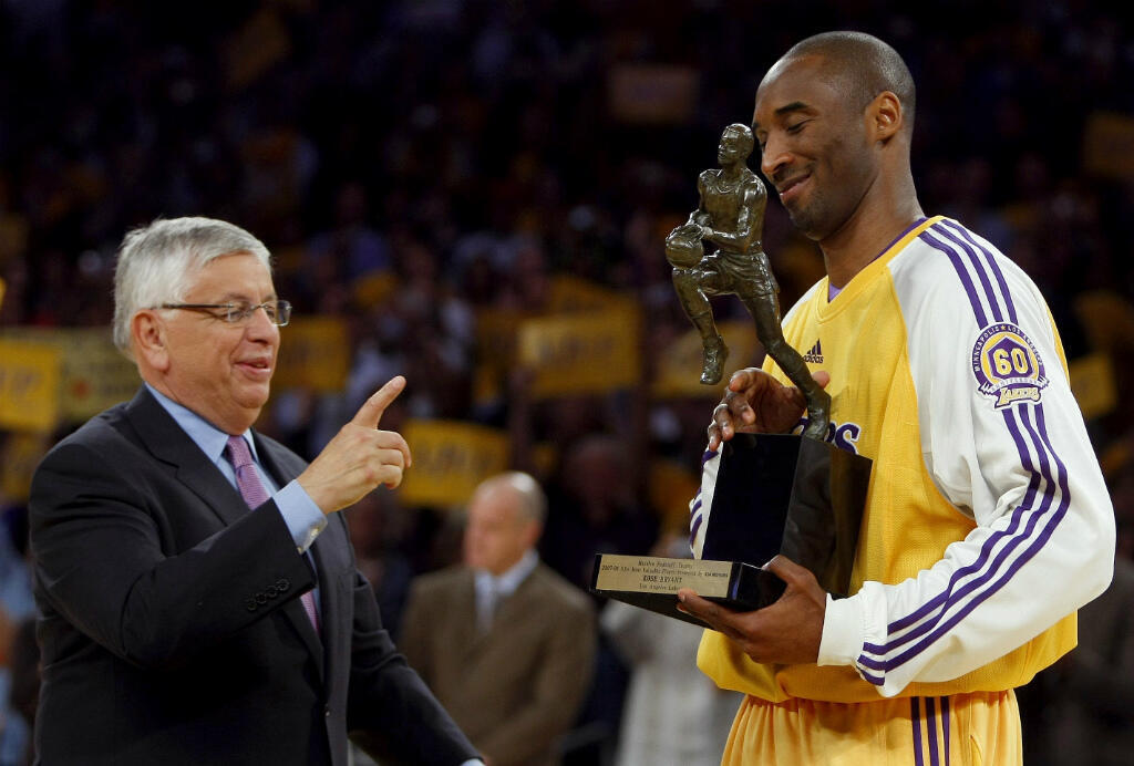 David Stern, l'ancien "commissionner" de la NBA qui l'avait fait prospérer, et qui est décédé le 2 janvier 2020, remettant le trophée de MVP à Kobe Bryant, le 7 mai 2008.