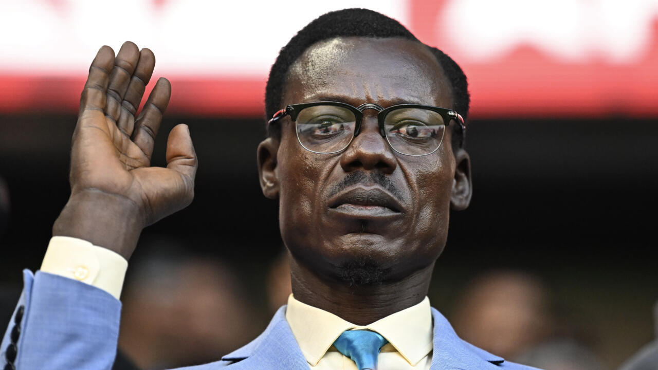 أمم إفريقيا: مشجع كونغولي يحيي ذاكرة بطل التحرير لومومبا على المدرجات