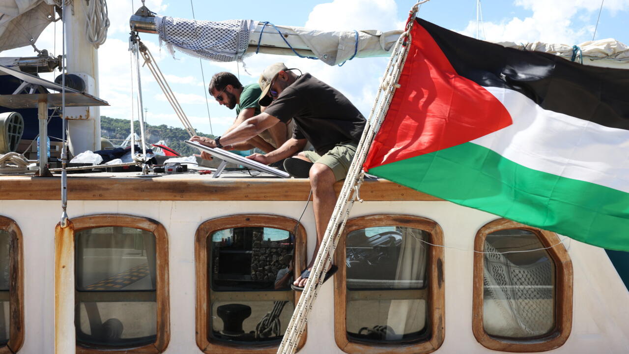 رافعين الرايات والأعلام الفلسطينية...أكثر من ألف شخص يرحبون في تونس بأسطول المساعدات المتجه إلى غزة