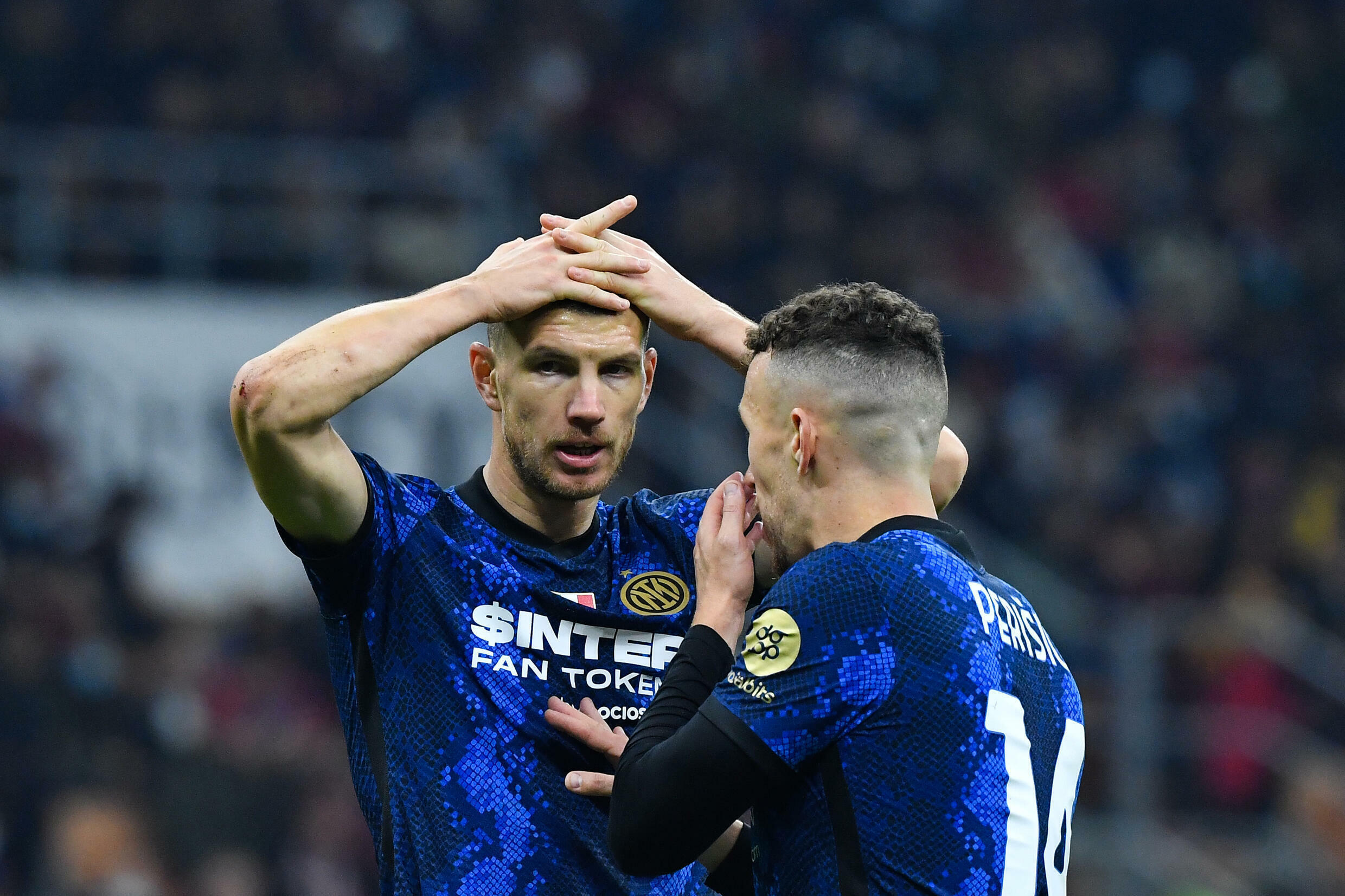 El patrocinador SOCIOS.COM se muestra en la camiseta del Inter de Milán, como aquí con Edin Dzeko e Ivan Perisic durante el derbi lombardo contra el AC Milán el 7 de noviembre de 2021 en San Siro.