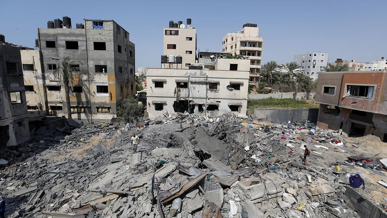 Un palestino camina entre los escombros de una casa destruida en un ataque aéreo de Israel, en medio de los combates entre Israel y Gaza, en la ciudad de Gaza el 6 de agosto de 2022.