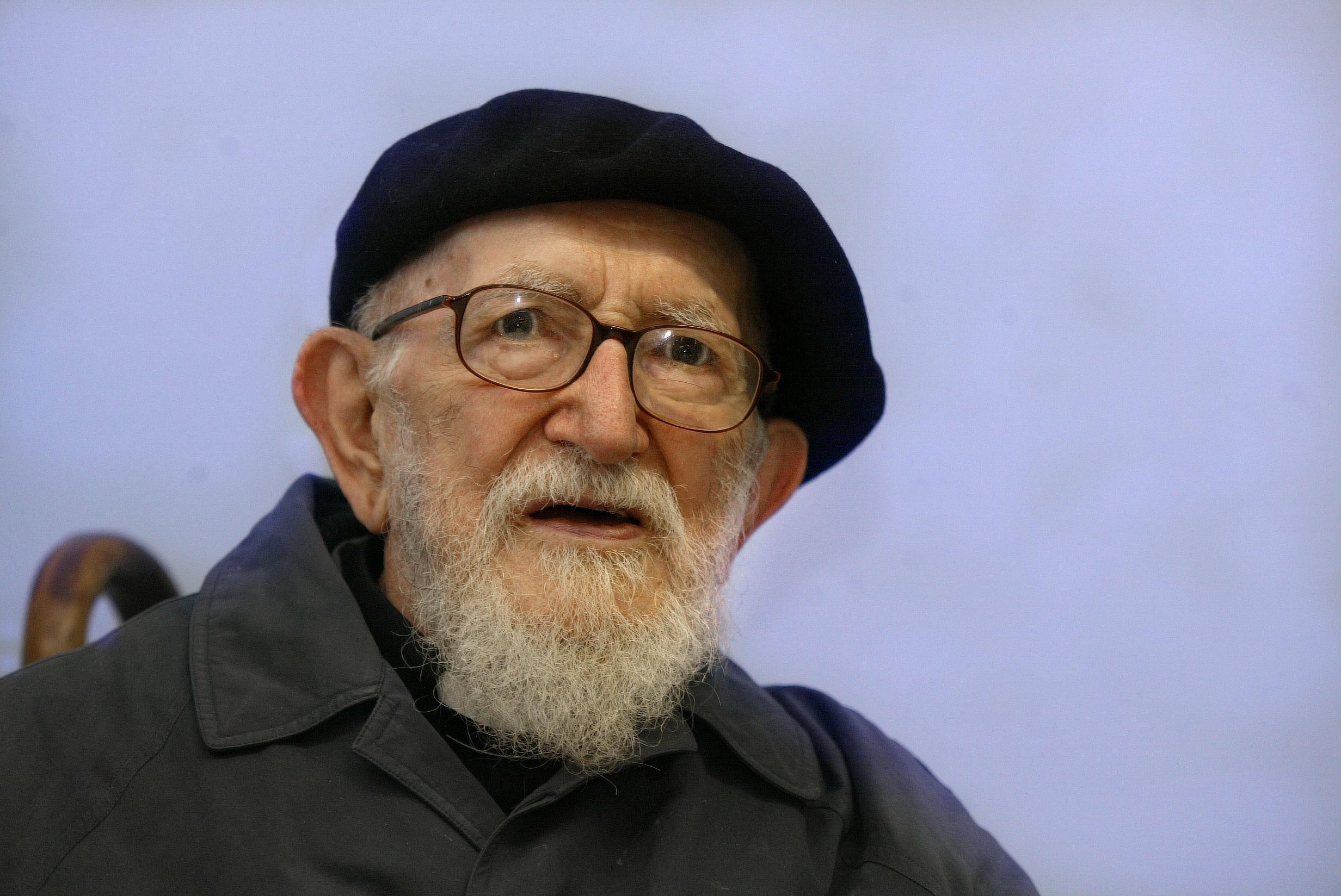 L'Abbé Pierre, ici à Saint-Omer le 16 septembre 2002, est accusé par au moins 24 femmes de violences sexuelles commises entre les années 1950 et 2000.