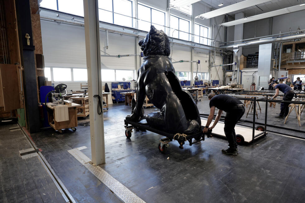 Une statue représentant une chienne pour la pièce "Hécube, pas Hécube" de Tiago Rodrigues, dans les ateliers de fabrication des décors de la Comédie-Française à Sarcelles, le 29 avril 2025.