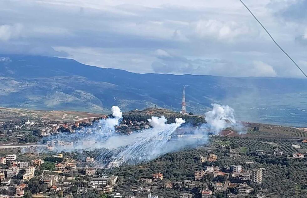 Explosie van vier witte fosformunitie boven het dorp Kfar Kila, in Zuid-Libanon, op 14 januari 2024. Coördinaten: 33.2775017898045, 35.5617281832726