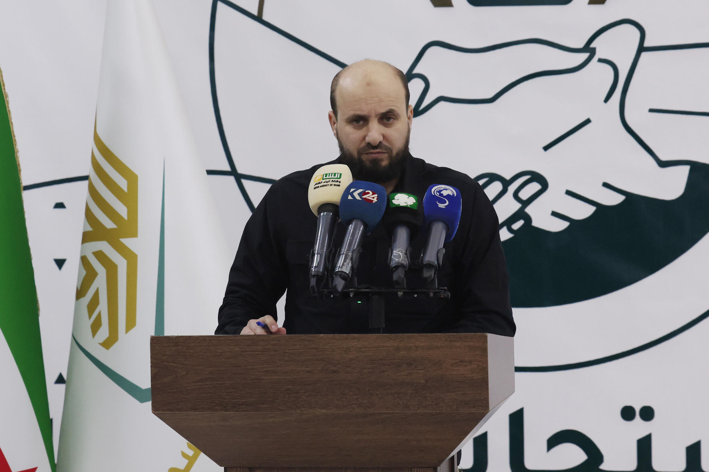 Mohammad al-Bachir, le chef du "gouvernement" autoproclamé dirigé par le mouvement jihadiste HTS à Idleb, dans le nord-ouest de la Syrie, lors d'une conférence de presse le 28 novembre 2024