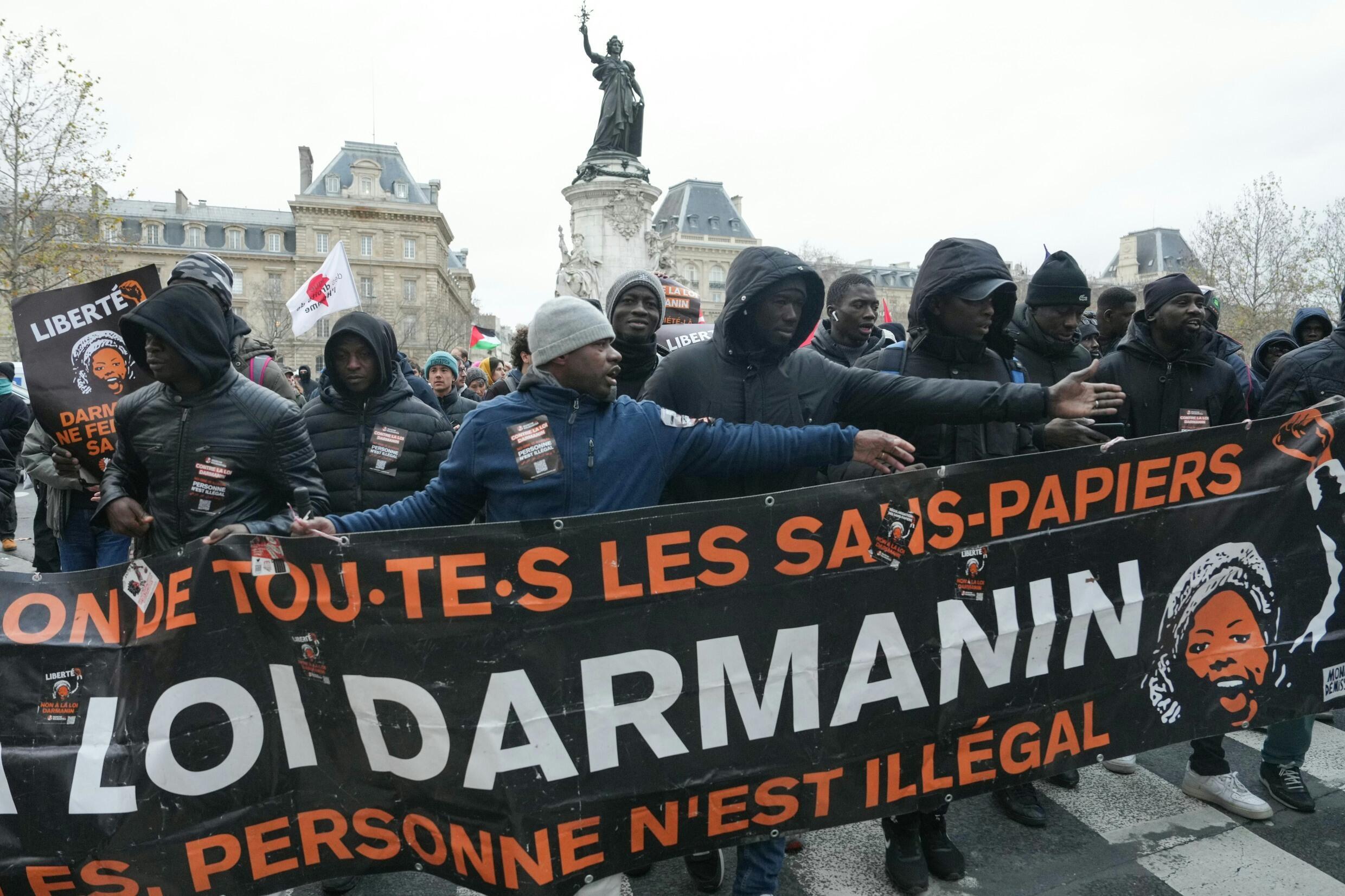 Des manifestants contre la loi immigration à Paris le 22 décembre 2023