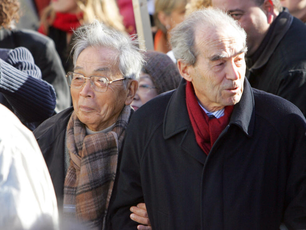 French former Justice Minister, Socialist Robert Badinter (R), death penalty abolitionist, and Japanese Sakae Menda, 58, former death sentence prisoner, on February 3, 2007 in Paris.
