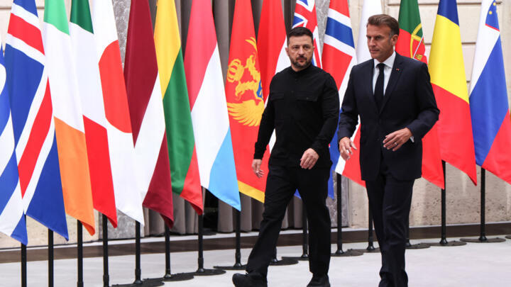 Le président français Emmanuel Macron et le président ukrainien Volodymyr Zelensky arrivent pour présider le sommet de la Coalition des volontaires, à l'Élysée, à Paris, le 4 septembre 2025.