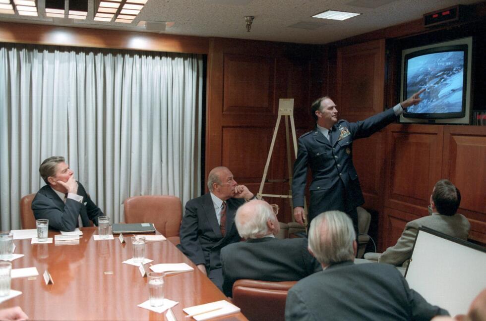 Le Président Ronald Reagan écoutant des informations concernant un bombardement de la Libye en 1986.