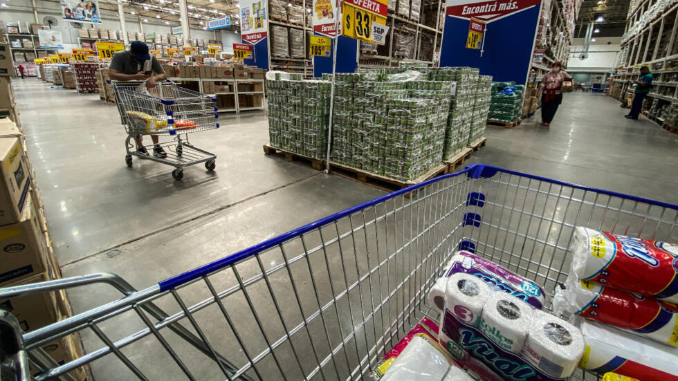 Personas compran alimentos y otros productos en Buenos Aires, Argentina, el 15 de marzo de 2021