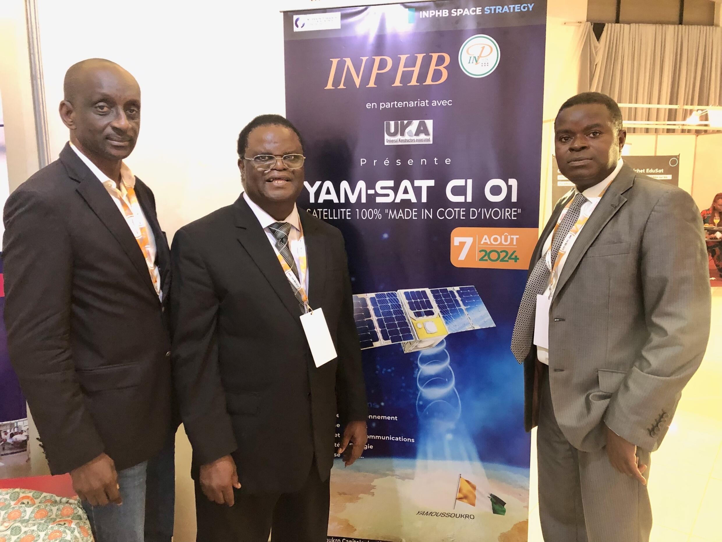 Boubacar Fofana (à gauche) et Pierre Yourougou (au centre) devant leur stand à la conférence NewSpace Africa, à Abidjan (Côte d'Ivoire), le 27 avril 2023.