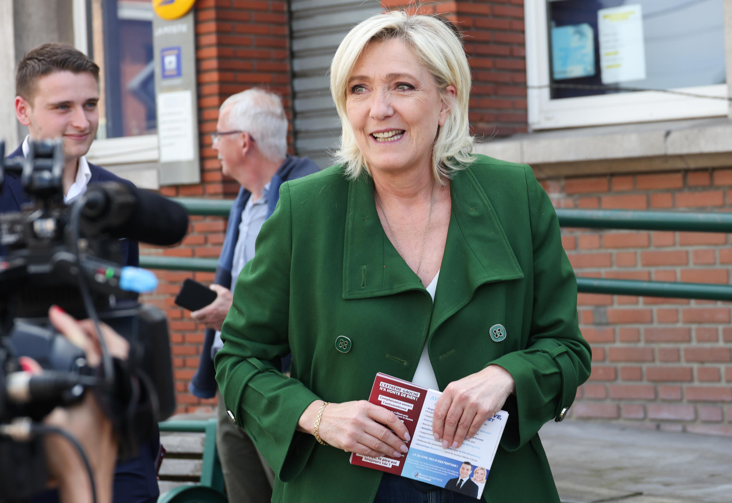 Marine Le Pen, du Rassemblement National, en campagne pour les législatives, échange avec des habitants à Courrieres, dans le Pas-de-Calais, le 21 juin 2024