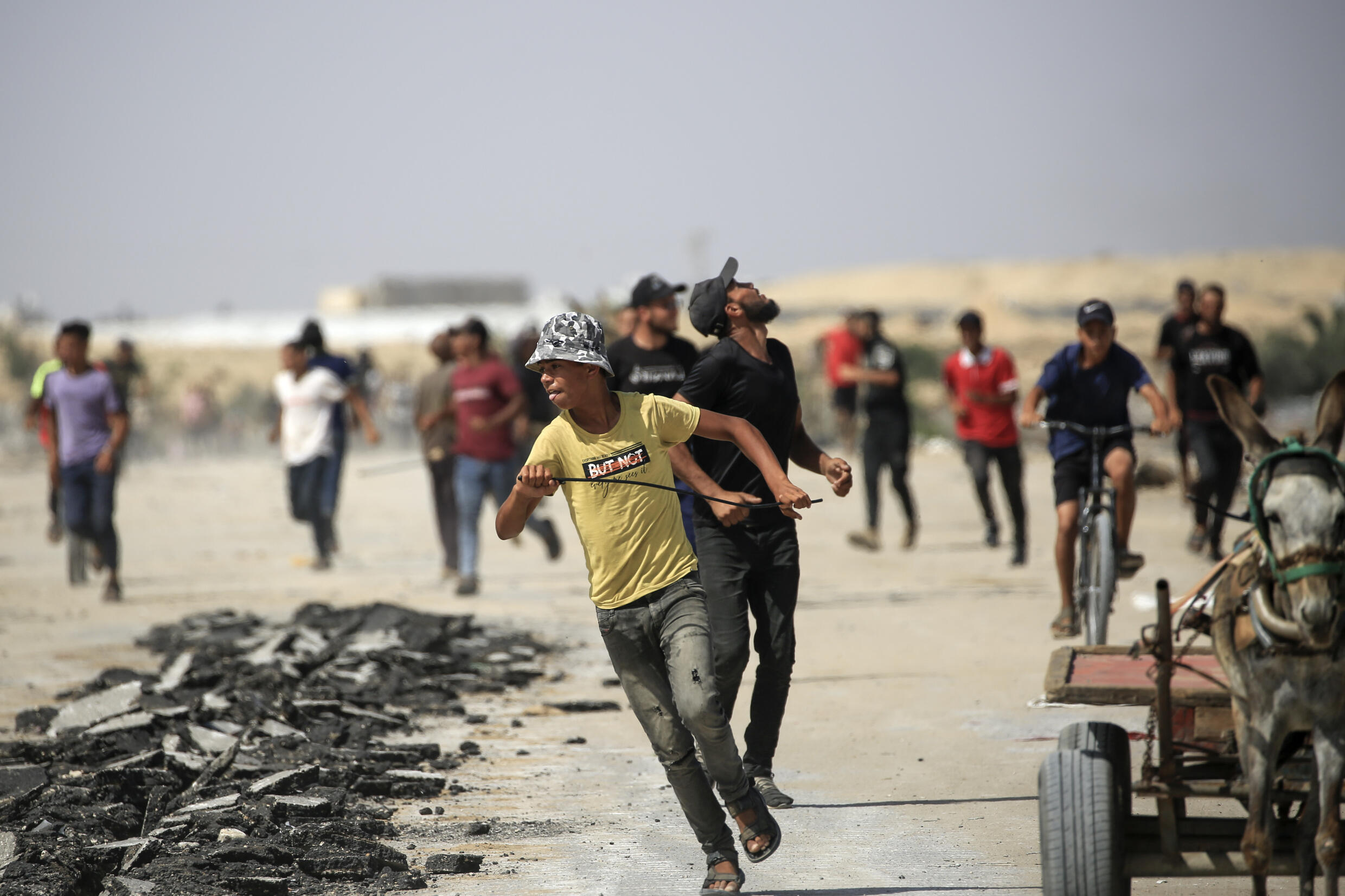 Des Palestiniens courent se mettre à l'abri pendant une attaque israélienne au drone à Rafah, dans le sud de la bande de Gaza, le 29 juin 2024