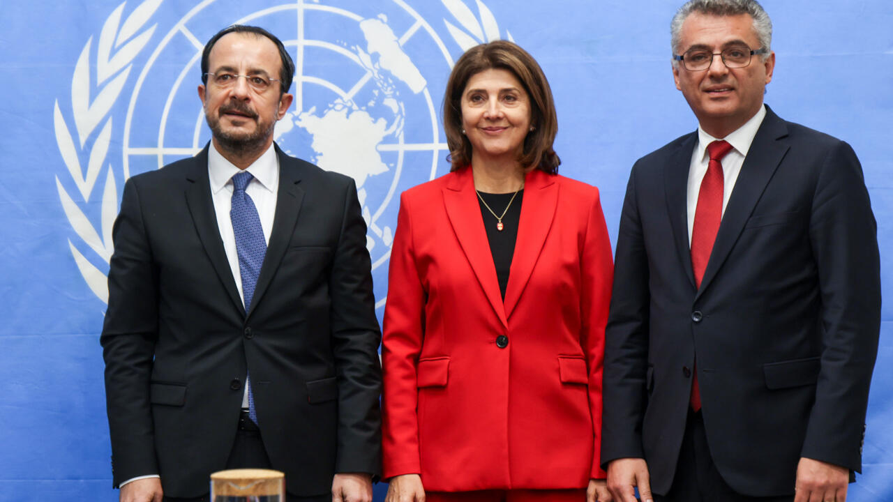 الرئيس القبرصي وزعيم القبارصة الأتراك يتعهّدان إحياء عملية السلام في الجزيرة