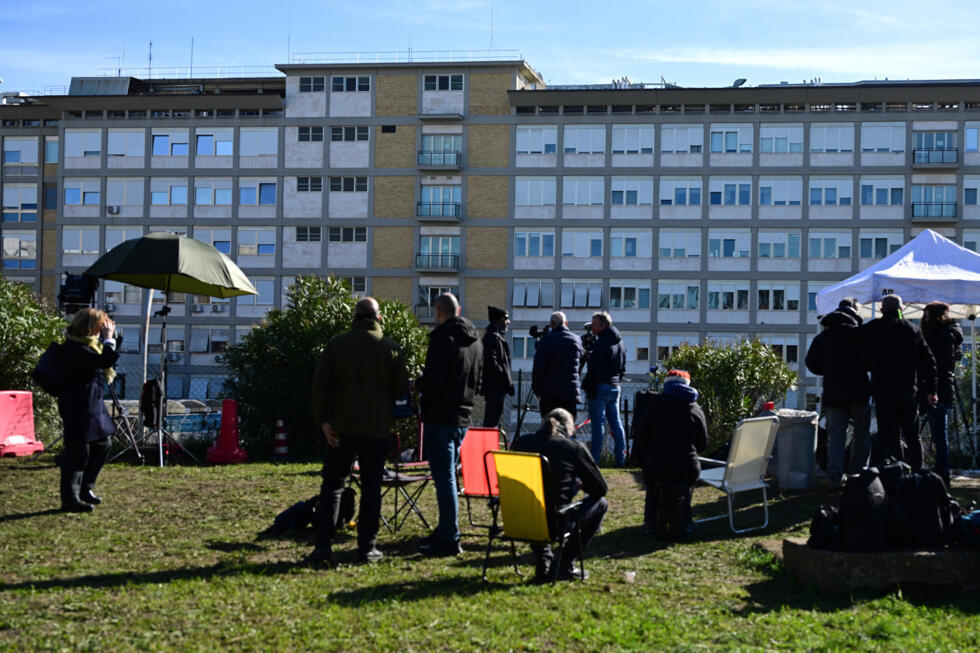 Des journalistes installés devant l'hôpital Gemelli de Rome où le pape François est hospitalisé pour une bronchite, le 15 février 2025