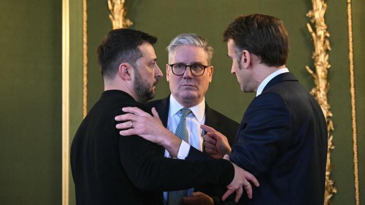 Le président ukrainien Volodymyr Zelensky, le Premier ministre britannique Keir Starmer, et le président français Emmanuel Macron échangent à l'issue du sommet de Londres sur l'Ukraine, le 2 mars 2025