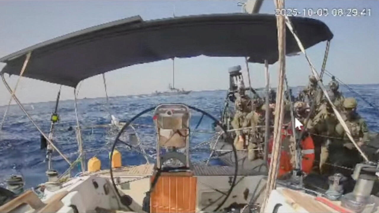 Israel intercepta el último barco de la flotilla humanitaria, mientras sigue bombardeando Gaza