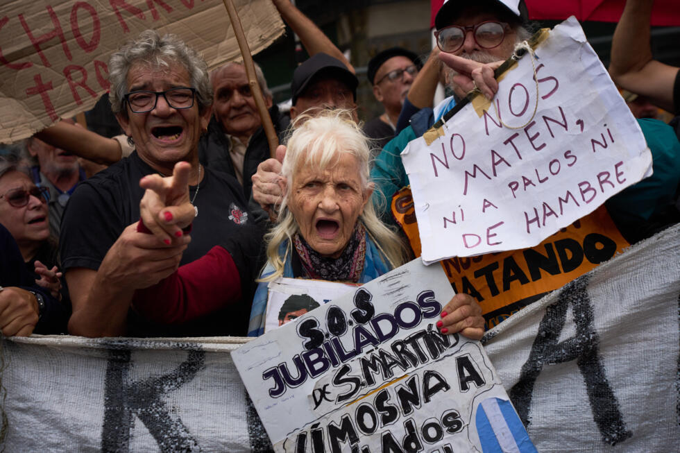 La jubilada Olga Beatriz Gonzales, de 79 años, corea consignas antigubernamentales durante una protesta semanal por mejores pensiones frente al Congreso en Buenos Aires, Argentina, el viernes 4 de abril de 2025.