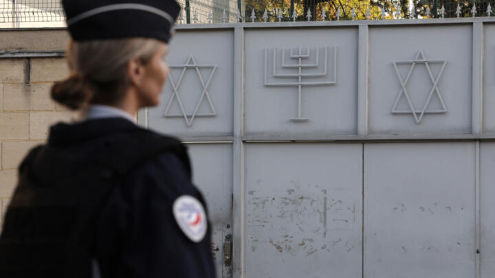 Une policière française monte la garde devant la synagogue de Sarcelles, en banlieue parisienne, le 11 octobre 2023.
