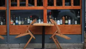 Παμπ και μπαρ σε όλη την Αγγλία, όπως αυτό στη βόρεια πόλη του Λιντς, θα πρέπει να κλείσουν καθώς τίθεται σε ισχύ το δεύτερο κλείδωμα ιών