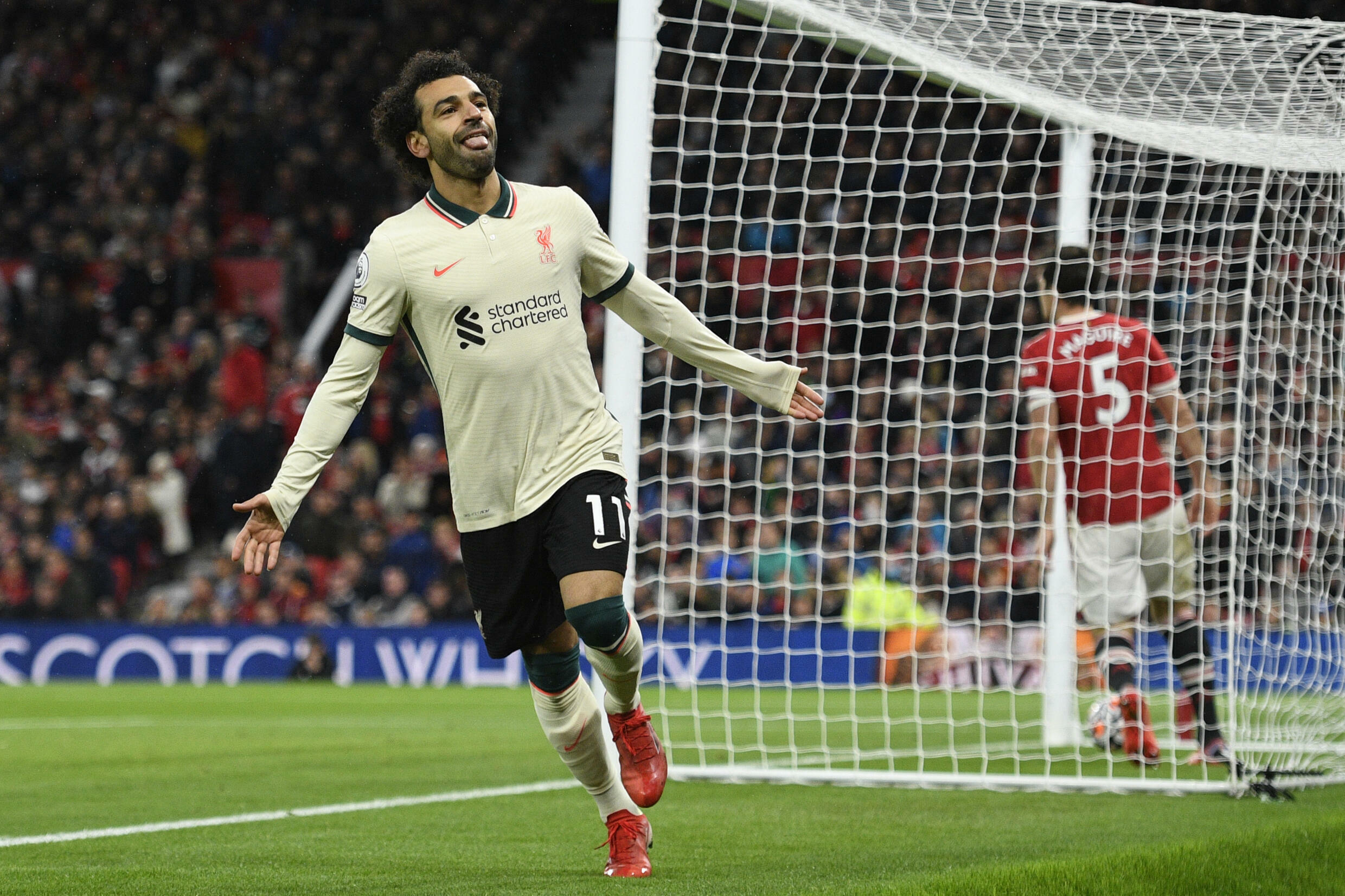المصري محمد صلاح يحتفل بتسجيله هدفه الشخصي الثالث لصالح ليفربول في المباراة ضد مانشستر يونياتد على ملعب أولد ترافورد في الدوري الإنكليزي في 24 تشرين الاول/أكتوبر 2021