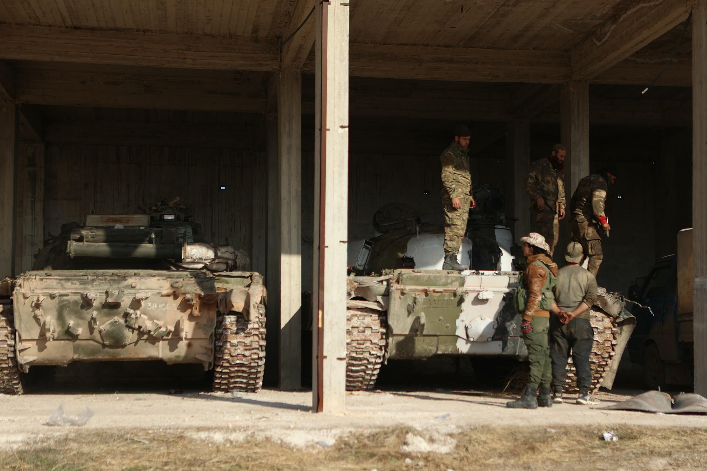 Des chars de l'armée syrienne pris par les jihadistes dans la localité de Khan al-Assal, dans le nord-ouest de la Syrie, le 29 novembre 2024