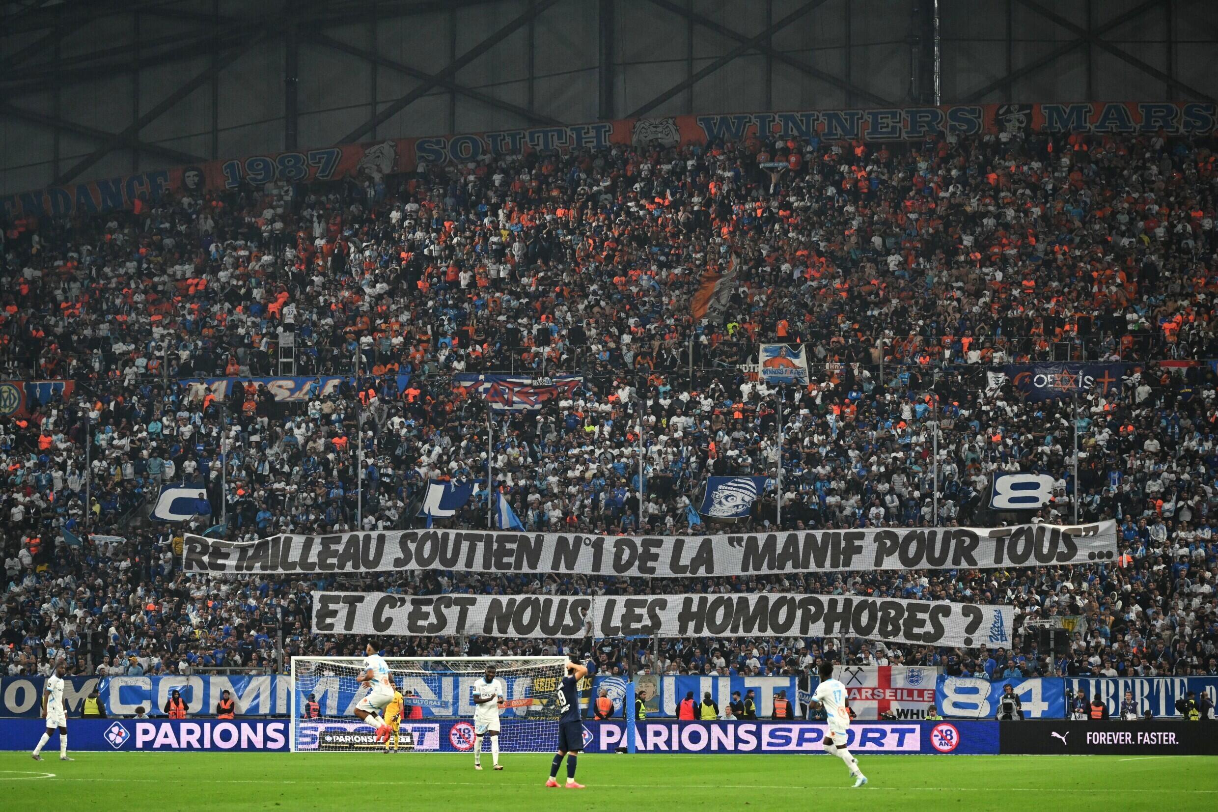 "Retailleau soutien n°1 de la manif pour tous. Et c'est nous les homophobes ?", indique la banderole des supporters de l'OM.