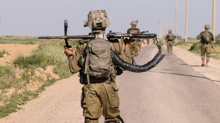 Des soldats israéliens marchent près de la frontière avec la bande de Gaza dans le sud d'Israël le 12 mars 2024.