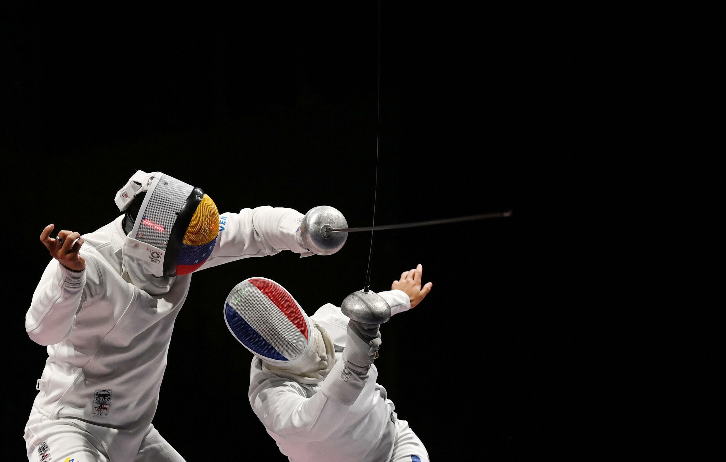 Wenezuelczyk Robin Limardo (1.), w walce z francuskim Romainem Cannonem na Igrzyskach Olimpijskich Tokio 2020