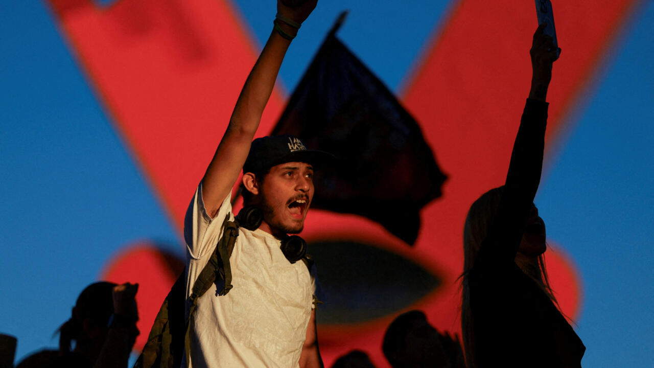 Imagen de Crímenes y mentiras = Morena 