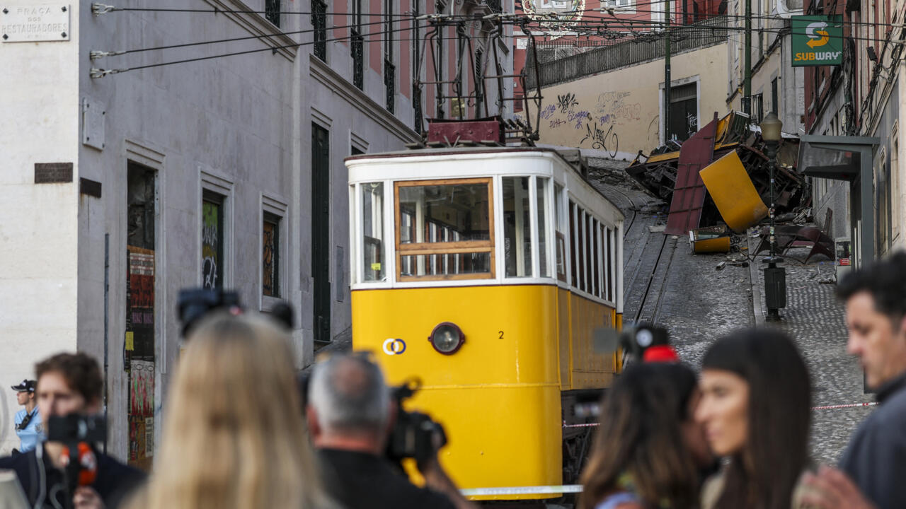 En images : le déraillement tragique du funiculaire de Gloria à Lisbonne